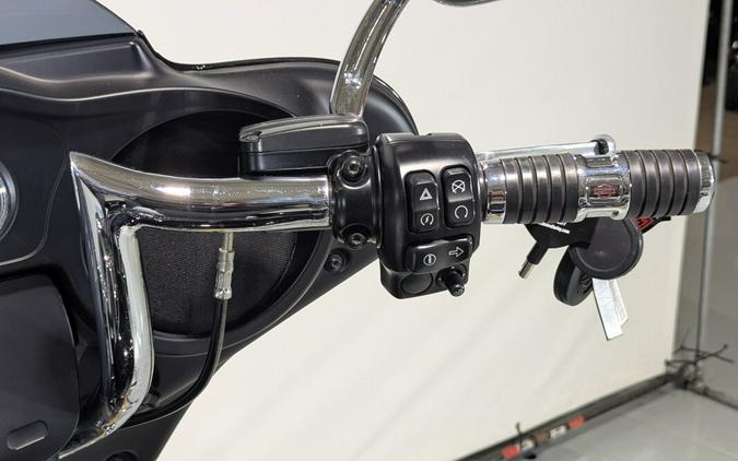 2019 Harley-Davidson® Street Glide® Vivid Black