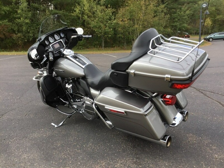 2017 Harley-Davidson® Electra Glide® Ultra Classic® BILLET SILVER W/PINSTRIPE