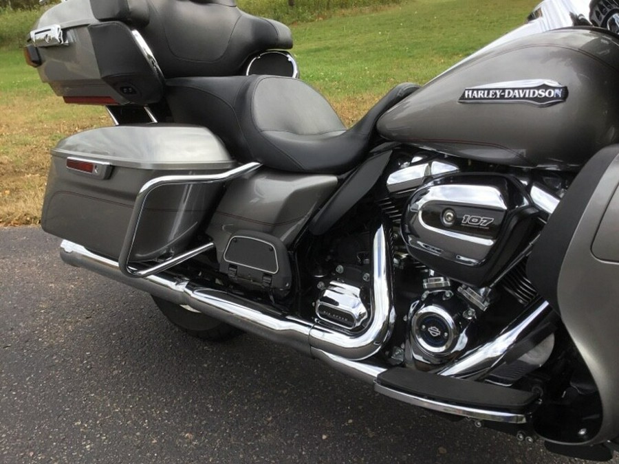 2017 Harley-Davidson® Electra Glide® Ultra Classic® BILLET SILVER W/PINSTRIPE