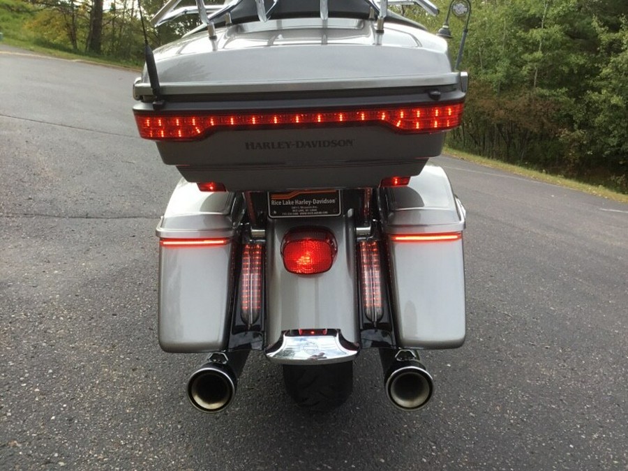 2017 Harley-Davidson® Electra Glide® Ultra Classic® BILLET SILVER W/PINSTRIPE