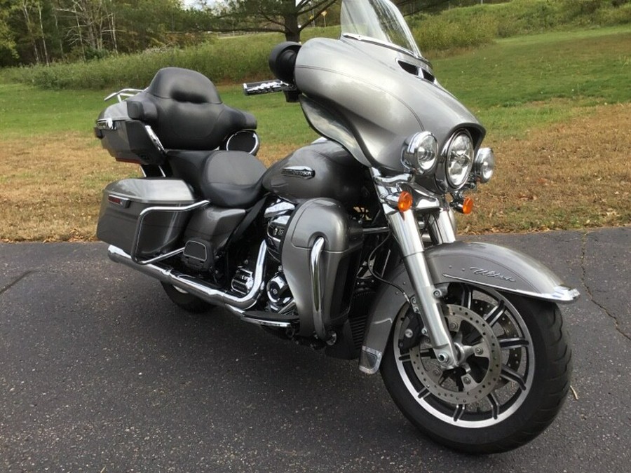 2017 Harley-Davidson® Electra Glide® Ultra Classic® BILLET SILVER W/PINSTRIPE