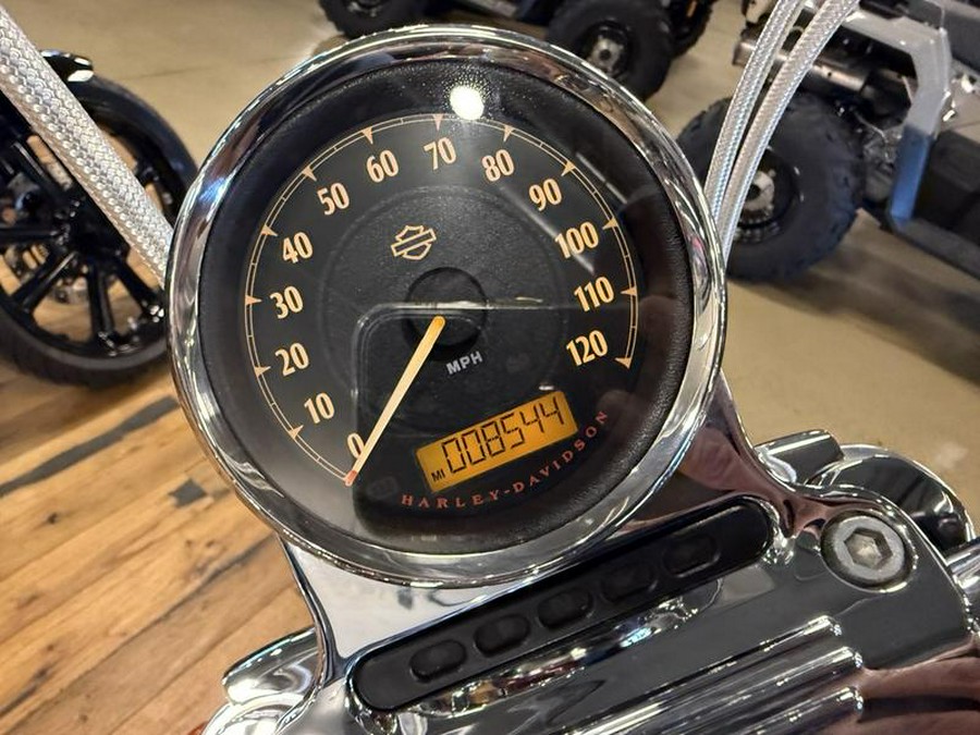 2015 Harley-Davidson® XL1200V - Sportster® Seventy-Two®