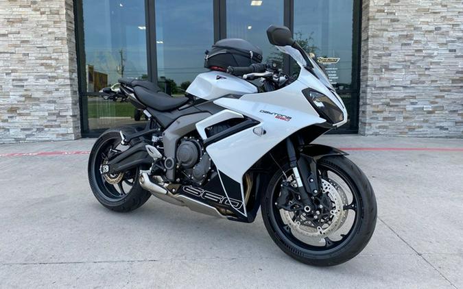 2025 Triumph Daytona 660 Snowdonia WhiteSapphire Black