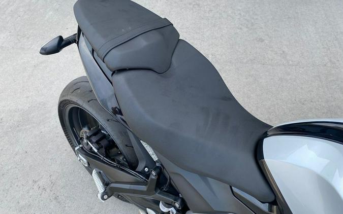2025 Triumph Daytona 660 Snowdonia WhiteSapphire Black