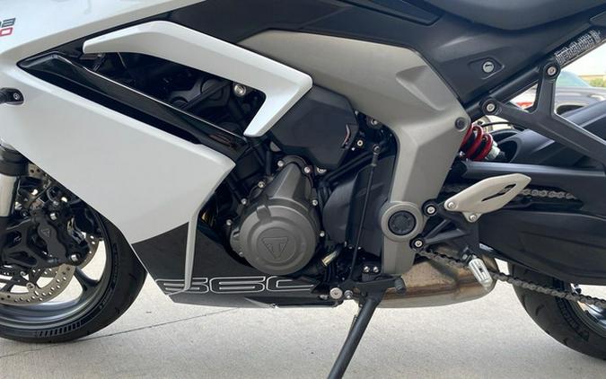 2025 Triumph Daytona 660 Snowdonia WhiteSapphire Black