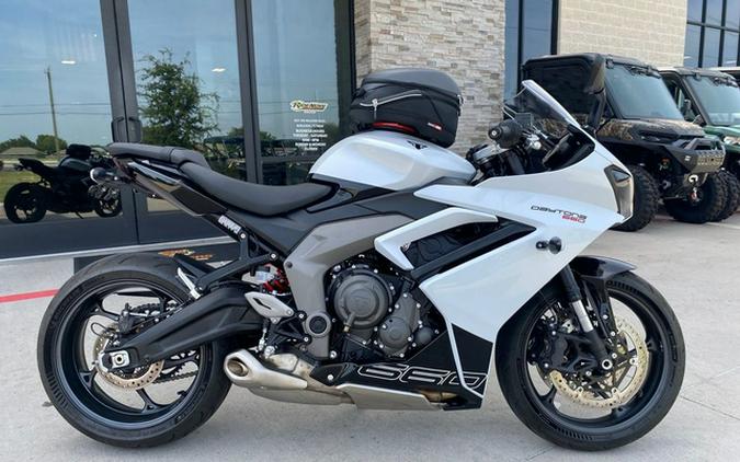 2025 Triumph Daytona 660 Snowdonia WhiteSapphire Black