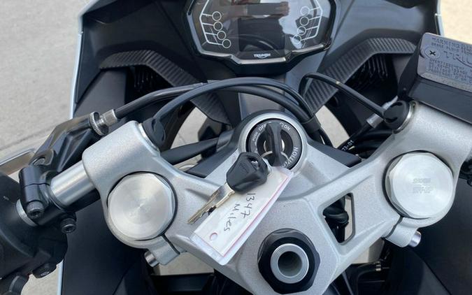 2025 Triumph Daytona 660 Snowdonia WhiteSapphire Black