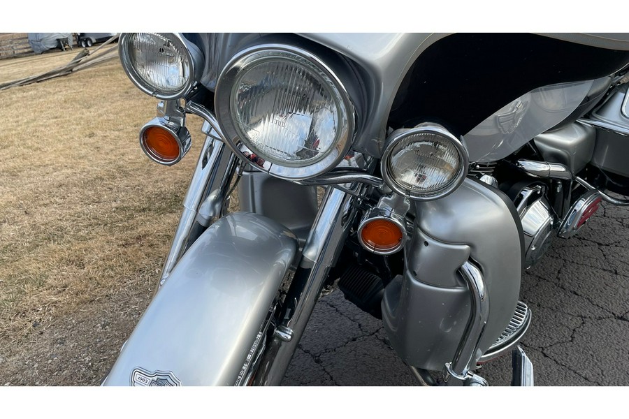 2003 Harley-Davidson® FLHTCUI - SILVER/BLACK