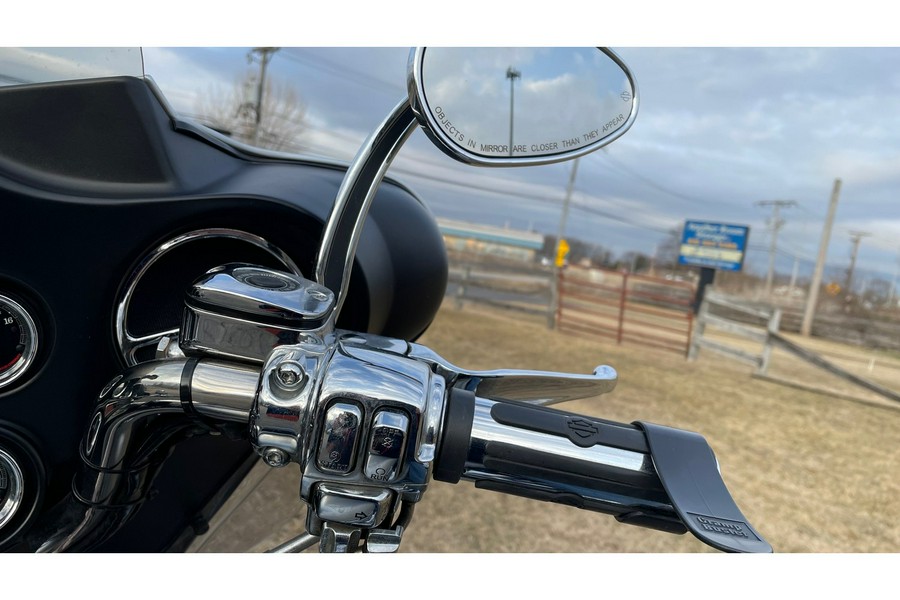 2003 Harley-Davidson® FLHTCUI - SILVER/BLACK