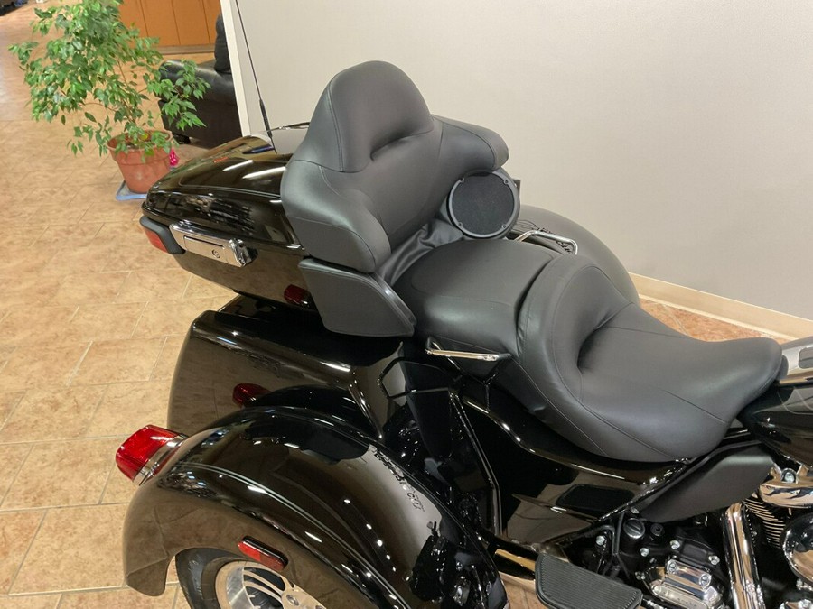 2024 Harley-Davidson Tri Glide Ultra Vivid Black FLHTCUTG