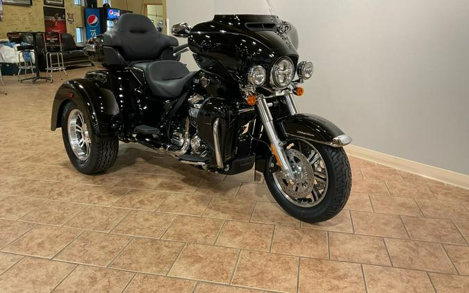 2024 Harley-Davidson Tri Glide Ultra Vivid Black FLHTCUTG