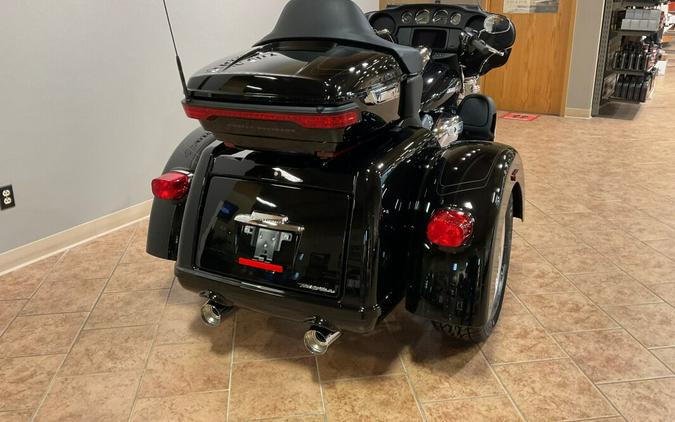 2024 Harley-Davidson Tri Glide Ultra Vivid Black FLHTCUTG