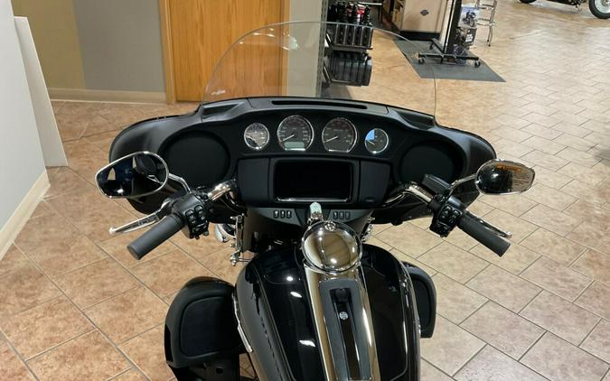 2024 Harley-Davidson Tri Glide Ultra Vivid Black FLHTCUTG