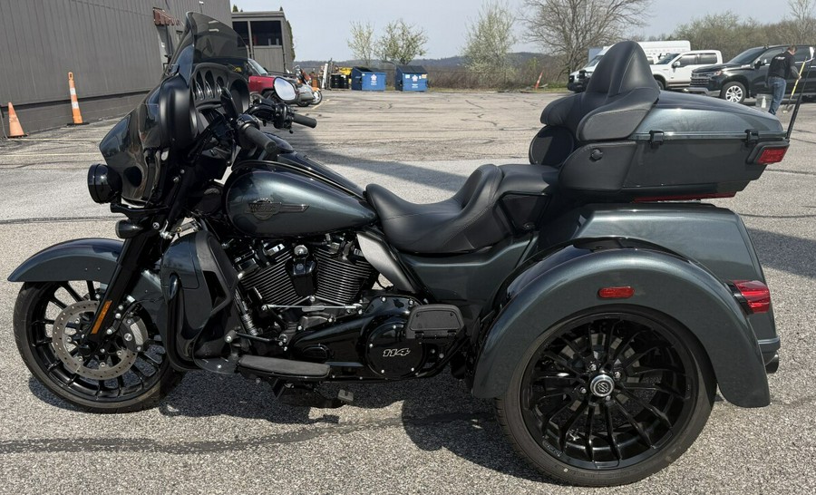 2025 Tri Glide® Ultra FLHTCUTG