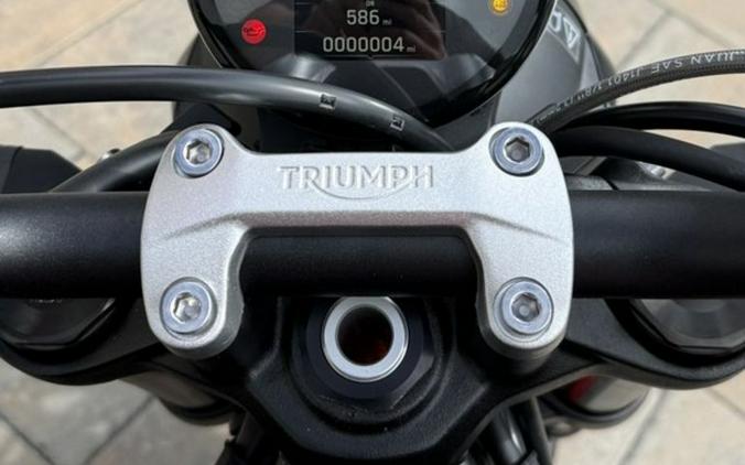 2026 Triumph Trident 800 Carnival red