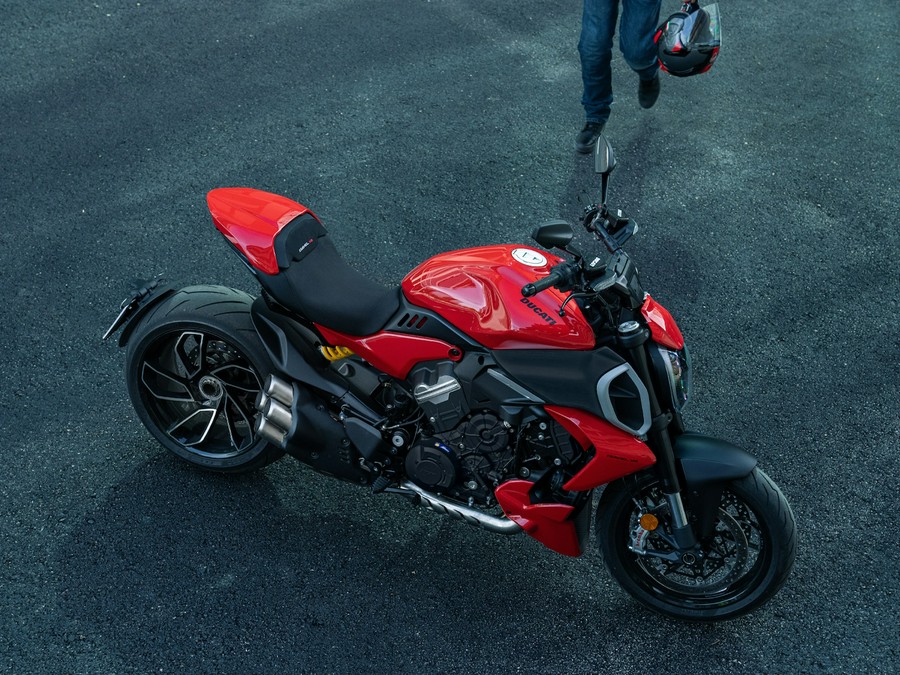 2026 Ducati Diavel V4 Ducati red - 7540