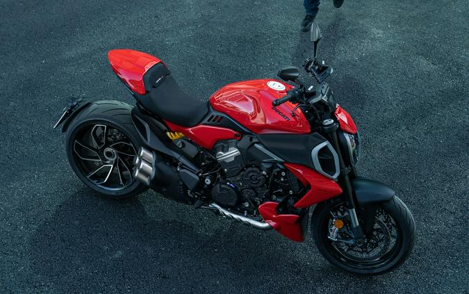 2026 Ducati Diavel V4 Ducati red - 7540