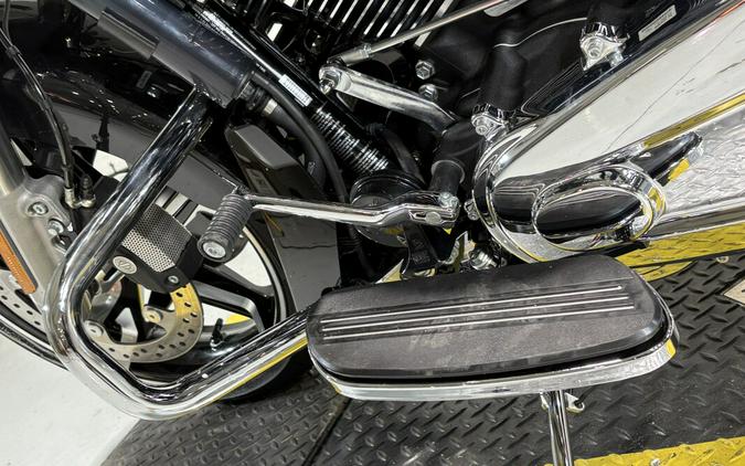 2026 Harley-Davidson® Street Glide® Midnight Ember Chrome Trim