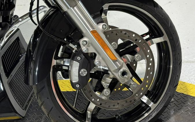 2026 Harley-Davidson® Street Glide® Midnight Ember Chrome Trim