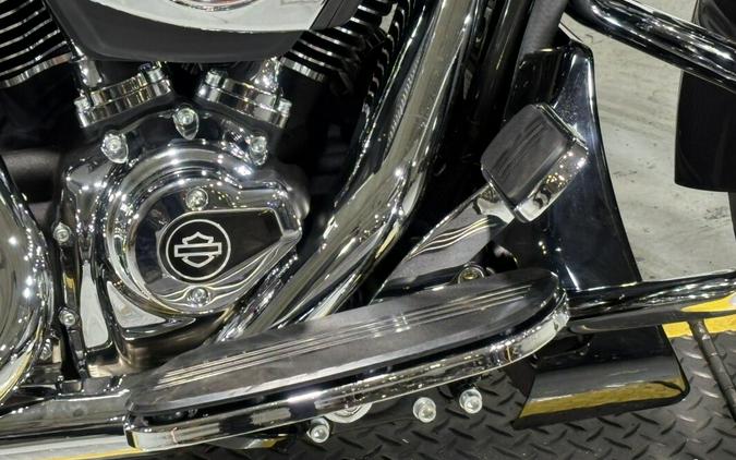 2026 Harley-Davidson® Street Glide® Midnight Ember Chrome Trim