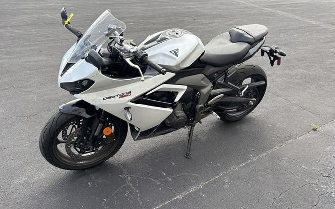 2025 Triumph Daytona 660 Snowdonia WhiteSapphire Black
