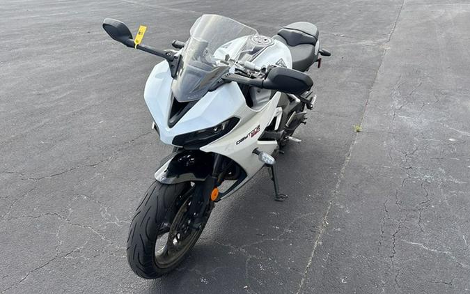 2025 Triumph Daytona 660 Snowdonia WhiteSapphire Black