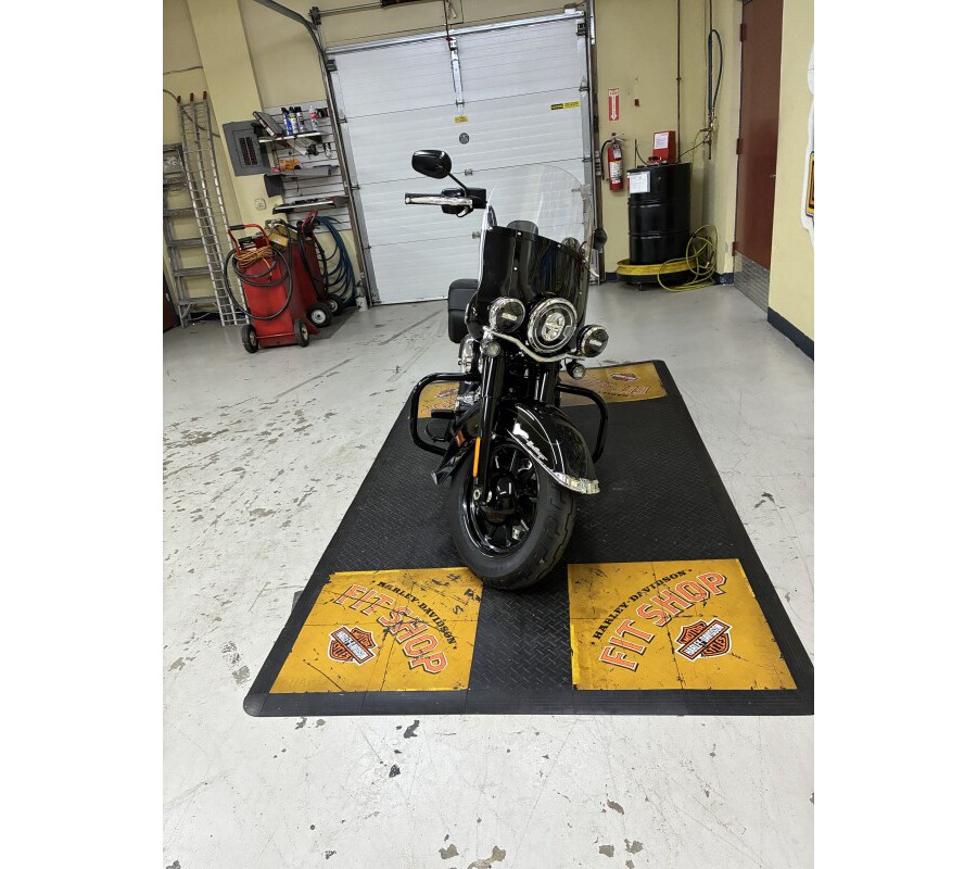 2025 Harley-Davidson® Heritage Classic Vivid Black w/Cast Wheels FLHC