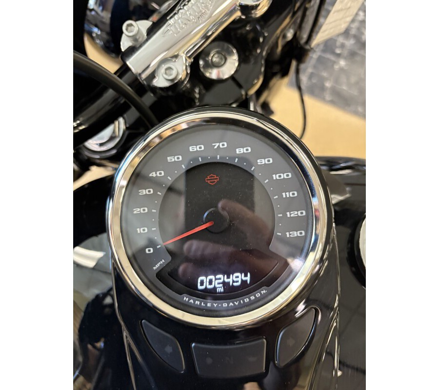 2025 Harley-Davidson® Heritage Classic Vivid Black w/Cast Wheels FLHC