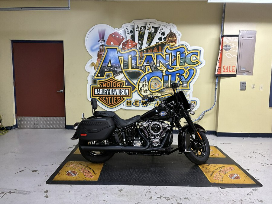 2025 Harley-Davidson® Heritage Classic Vivid Black w/Cast Wheels FLHC