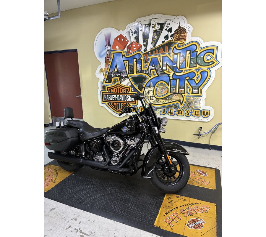 2025 Harley-Davidson® Heritage Classic Vivid Black w/Cast Wheels FLHC