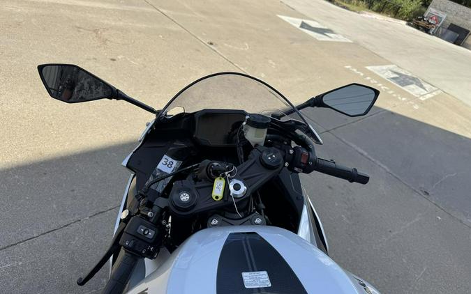 2027 Kawasaki Ninja® ZX™-6R Base