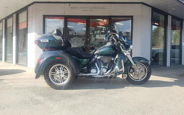 HARLEY-DAVIDSON FLHTCUTG TRI GLIDE ULTRA in Snake Venom