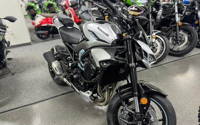 2025 Kawasaki Z900 ABS Galaxy Silver/Metallic Spark Black