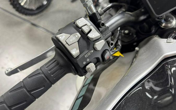 2025 Kawasaki Z900 ABS Galaxy Silver/Metallic Spark Black