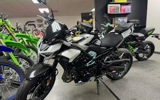 2025 Kawasaki Z900 ABS Galaxy Silver/Metallic Spark Black