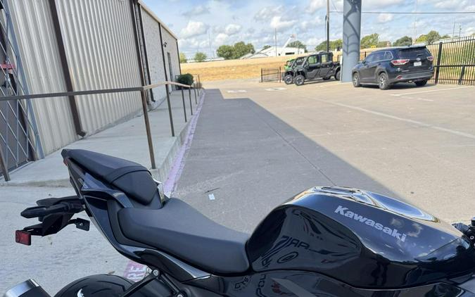 2027 Kawasaki Ninja® ZX™-6R Base