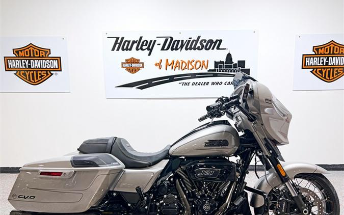 2023 Harley-Davidson CVO Street Glide FLHXSE 630 Miles Dark Platinum