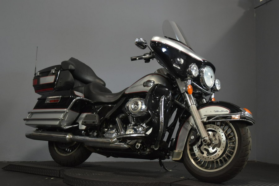 2010 Harley-Davidson Electra Glide Ultra Classic Atlas Silver Metallic - Black Finish