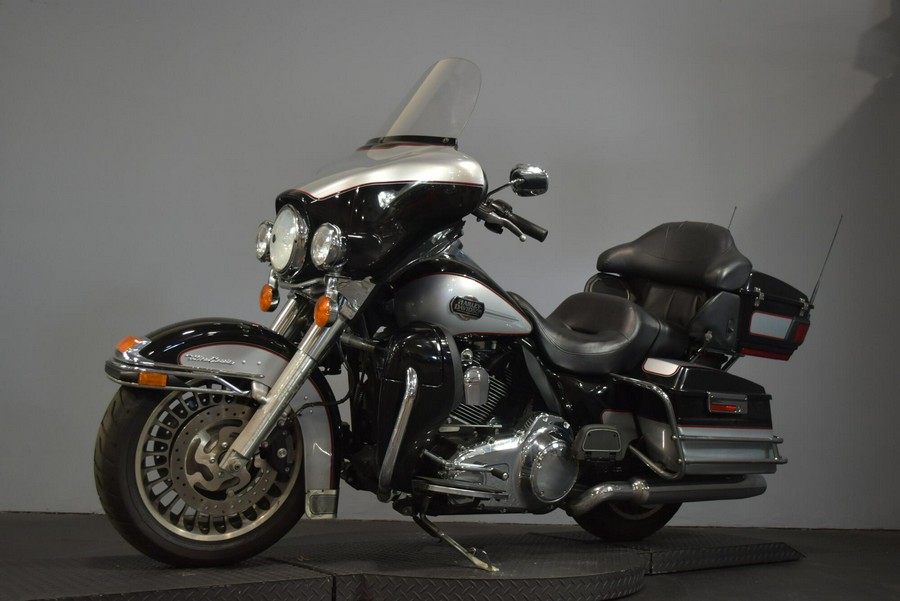 2010 Harley-Davidson Electra Glide Ultra Classic Atlas Silver Metallic - Black Finish
