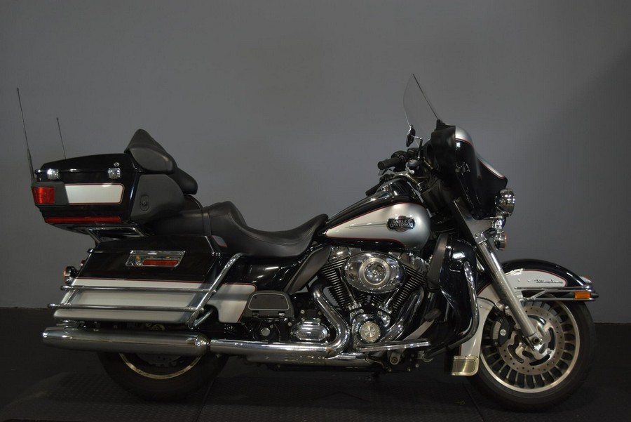 2010 Harley-Davidson Electra Glide Ultra Classic Atlas Silver Metallic - Black Finish