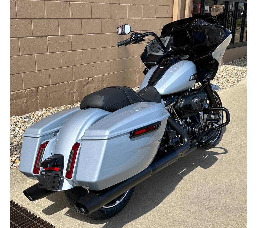 2024 Harley-Davidson Road Glide® Atlas Silver Metallic