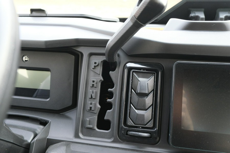 2026 CAN-AM DEFENDER MAX XT CAB HD11 WITH 1025 INCH TOUCHSCREEN