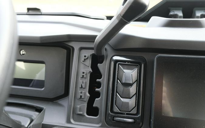 2026 CAN-AM DEFENDER MAX XT CAB HD11 WITH 1025 INCH TOUCHSCREEN