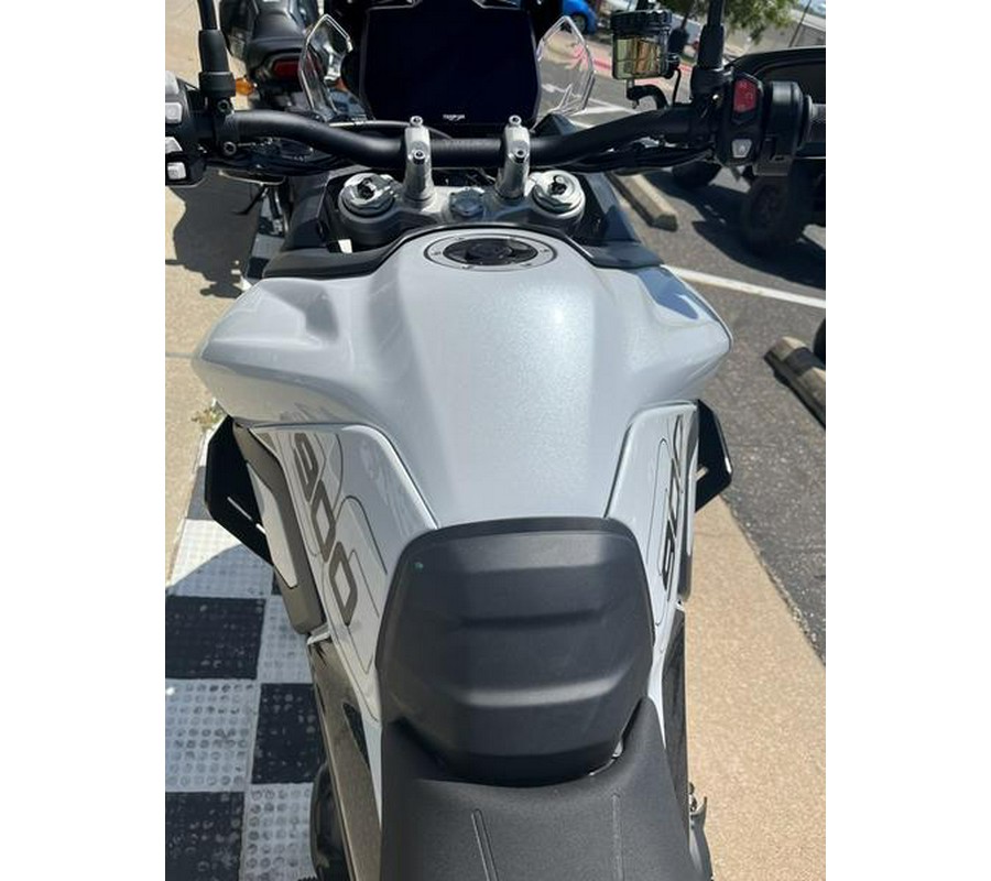 2024 Triumph Tiger 900 GT Snowdonia White / Sapphire Black