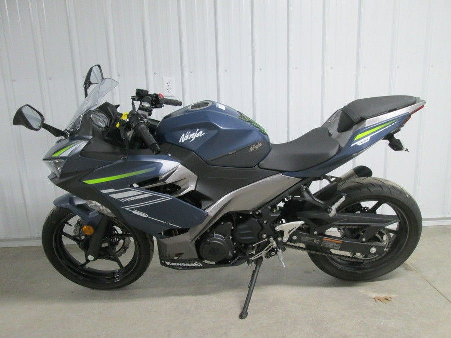 2022 Kawasaki Ninja® 400 ABS Metallic Matte Blue/Metallic Graphite Gray
