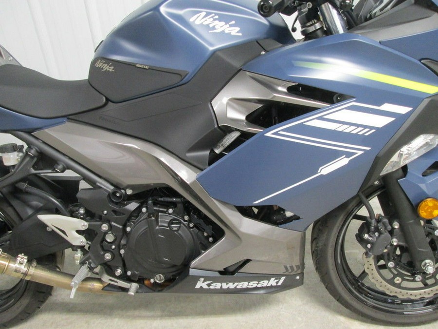 2022 Kawasaki Ninja® 400 ABS Metallic Matte Blue/Metallic Graphite Gray