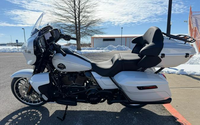 2026 Harley-Davidson® Street Glide Limited White Onyx Pearl Black Trim