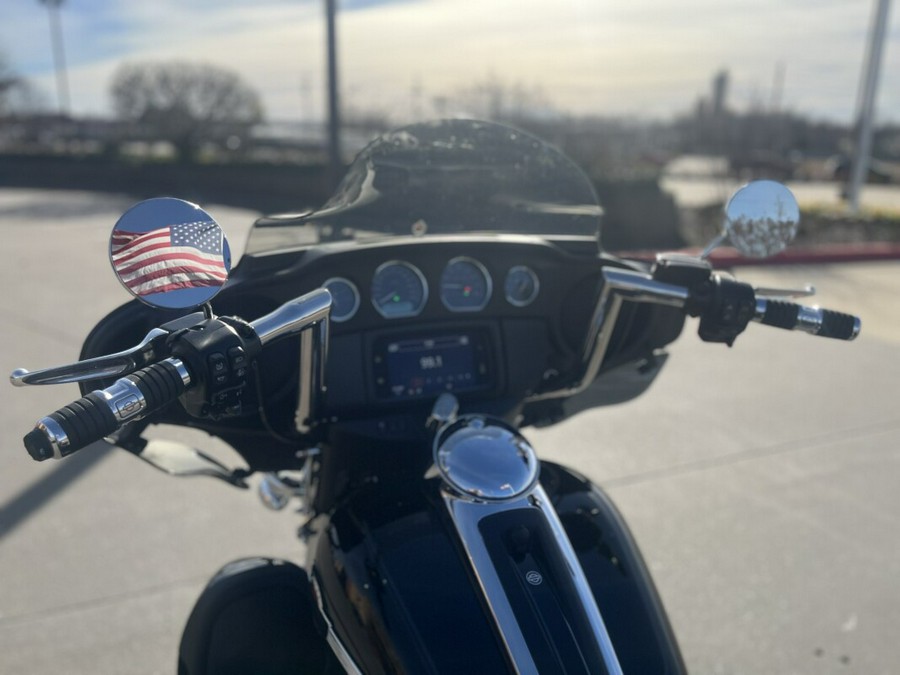 2024 Harley-Davidson® Tri Glide® Ultra FLHTCUTG Vivid Black 857097