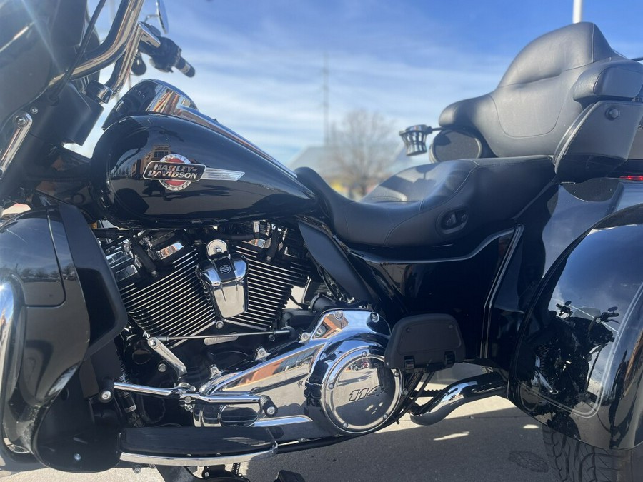 2024 Harley-Davidson® Tri Glide® Ultra FLHTCUTG Vivid Black 857097