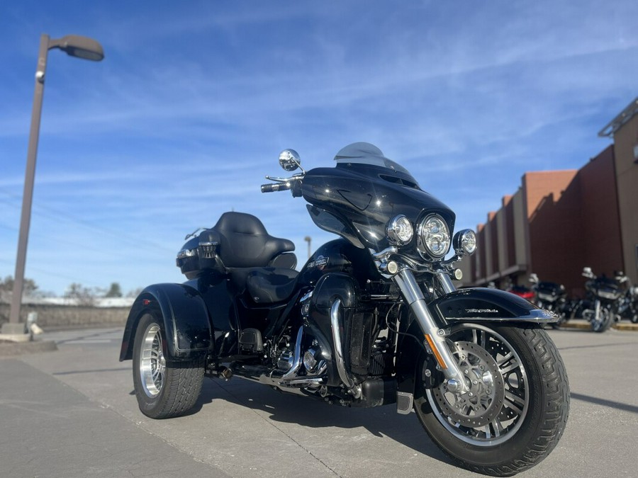 2024 Harley-Davidson® Tri Glide® Ultra FLHTCUTG Vivid Black 857097
